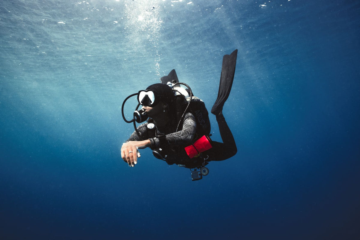 Diver using a Halcyon single-cylinder BC system