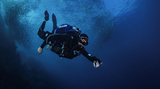 Diver using the Halcyon Symbios handset underwater